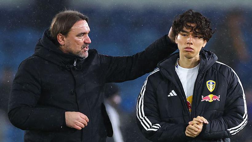 درگیری هواداران لیدز و مقاومت دانیل فارکه؛ مربی تحت فشار همچنان ایستادگی می‌کند